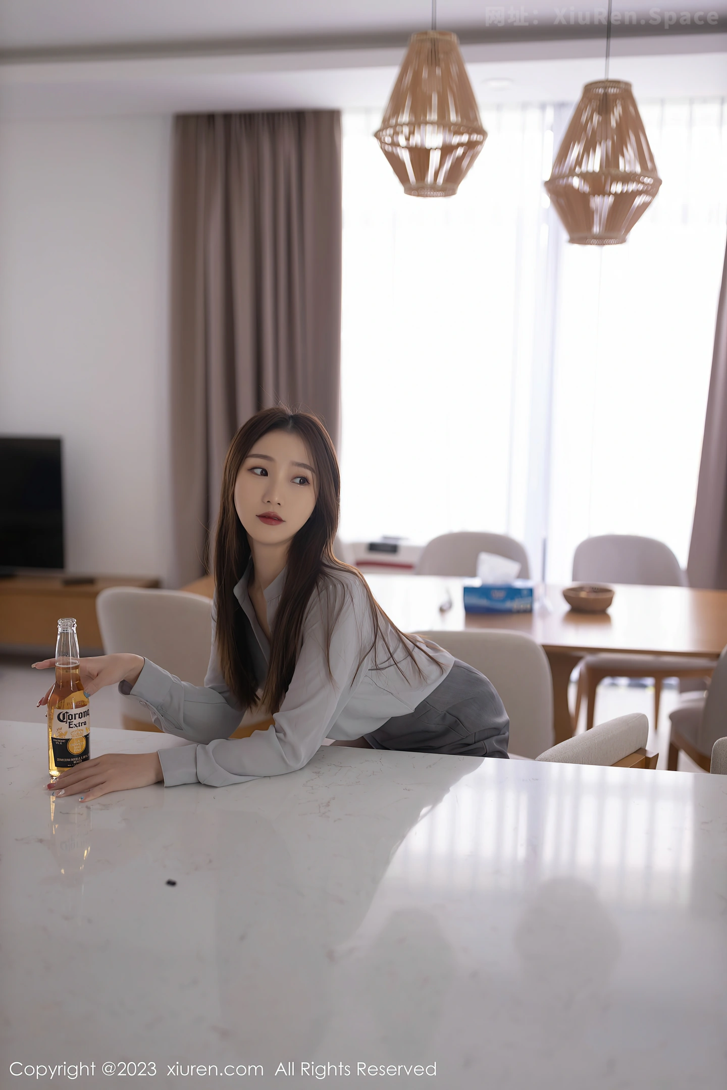 图片[2]-[XiuRen秀人网] VOL.6989 模特杏子Yada醉酒主题性感淡灰色轻透内衣配超薄黑丝诱惑写真80P-秀人网官方网站